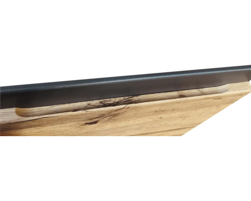 Detailaufnahme eines Möbelstücks mit Holzstruktur und Griffleiste