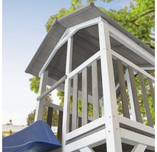 Detailansicht eines Spielturms mit Dach und Rutsche im Garten