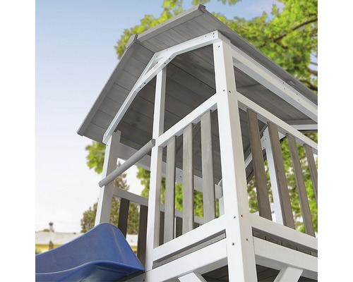 Detailansicht eines Spielturms mit Dach und Rutsche im Garten