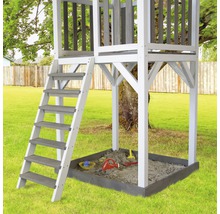 Spielturm mit Sandkasten und Leiter im Garten