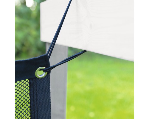 Detailansicht eines schwarzen Sichtschutzes mit elastischer Befestigung an einer Holzkonstruktion