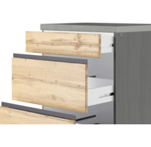 Badezimmermöbel mit Holzfronten und offenen Schubladen