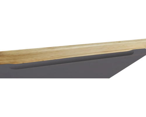 Detailansicht eines Möbelstücks mit Griffmulde und Holzoberfläche