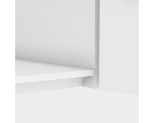 Detailaufnahme eines weißen Regals mit Fachboden