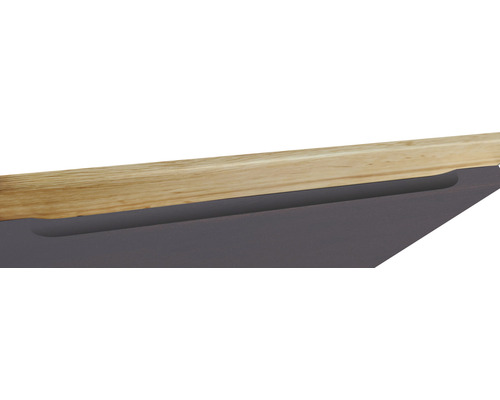 Detailansicht eines Holztabletts mit Griff