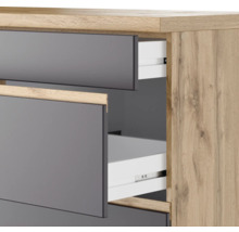 Kommode mit offenen Schubladen im Holzdekor