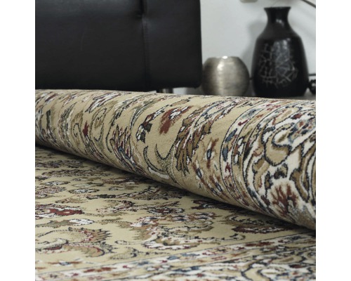 Gerollter Teppich mit floralem Muster