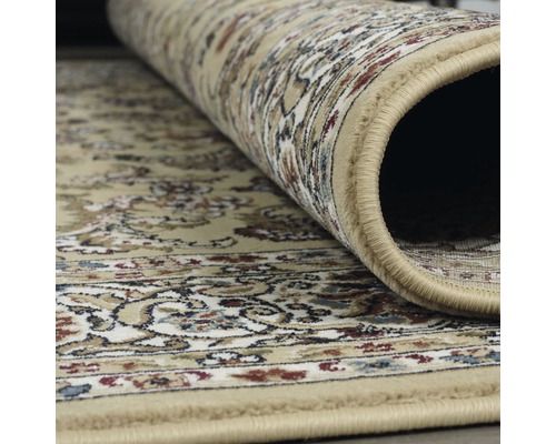 Gerollter Teppich mit floralem Muster