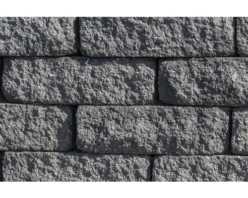 Mauer aus grauen Betonsteinen