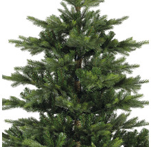 Detailansicht eines künstlichen Weihnachtsbaums mit grünen Nadeln