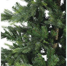 Detailaufnahme eines künstlichen Weihnachtsbaums mit grünen Nadeln