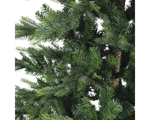 Nahaufnahme eines künstlichen Weihnachtsbaums mit grünen Nadeln.