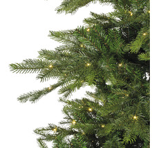 Detailaufnahme eines künstlichen Weihnachtsbaums mit Beleuchtung.