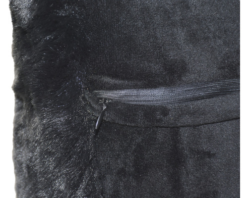 Detailaufnahme eines schwarzen Kunstfellkissens mit Reißverschluss