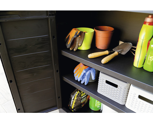 Offener Gartenschrank mit Regalen, gefüllt mit Gartengeräten, Pflanzgefäßen und Gartenzubehör