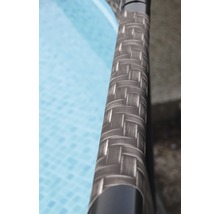 Detailansicht eines Poolrahmens mit Rattanmuster