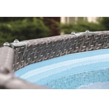 Detailansicht eines Pools mit Rattanoptik und klarem Wasser