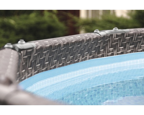 Detailansicht eines Pools mit Rattanoptik und klarem Wasser