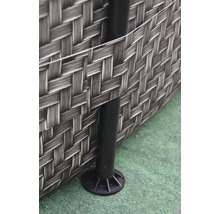 Detailansicht eines Rattanmöbelstücks mit schwarzen Beinen