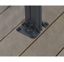 Befestigung einer Säule mit Schrauben an einer Holzterrasse