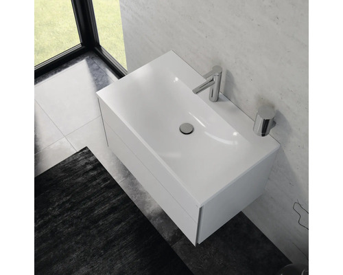 Modernes Badezimmer mit weißem Waschtisch, Armatur und Ablagefläche