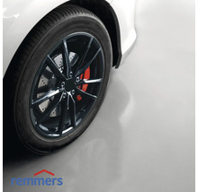 Detailaufnahme eines Autos mit Felge auf einem Garagenboden mit Remmers Logo