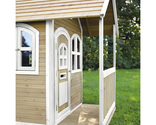 Holzspielhaus mit Veranda, Tür und Fenstern im Garten