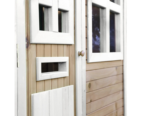 Detailansicht der Tür eines Spielhauses mit Fenster und Briefkasten