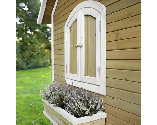 Detailansicht eines Holzspielhauses mit Fenster und Blumenkasten