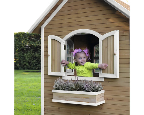 Mädchen im Holzspielhaus mit Fenster und Blumenkasten