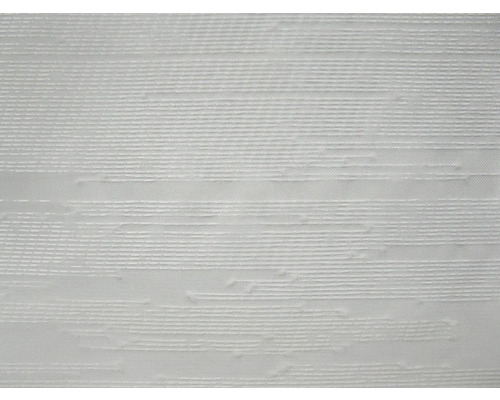 Nahaufnahme eines weißen Rollostoffs mit horizontaler Streifenstruktur.