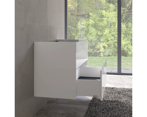 Waschtischunterschrank mit offener Schublade im Badezimmer