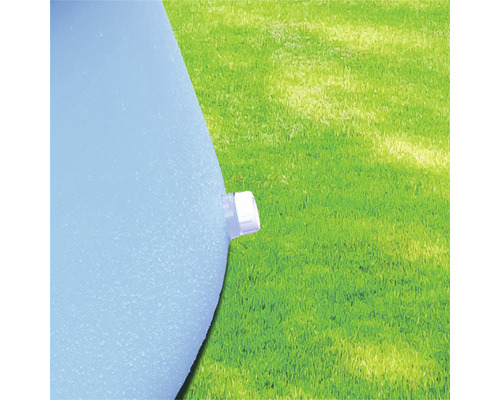 Detailaufnahme eines Pools mit Ablassventil auf einer Rasenfläche