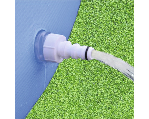 Detailaufnahme eines Poolabflusses mit Schlauchanschluss und Wasserfluss