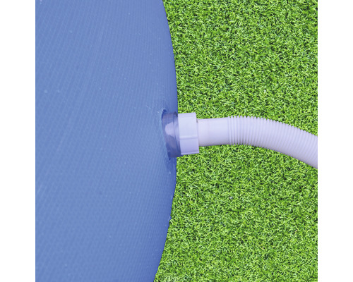 Detailansicht eines Schwimmbeckens mit angeschlossenem Schlauch auf Rasen