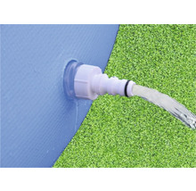 Wasserablauf an einem Pool mit Wasserstrahl auf Rasen