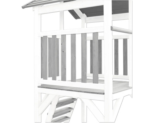 Detailansicht eines Spielhauses aus Holz mit Treppe und Geländer