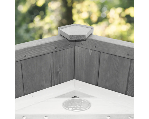 Detailansicht eines hölzernen Spielhauses mit AXI by PARADISO Logo