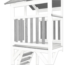 Detailansicht eines Spielhauses mit Holzgeländer und Treppe