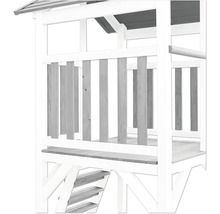 Detailansicht eines Spielturms aus Holz mit Geländer und Treppe