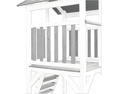 Detailansicht eines Spielturms aus Holz mit Treppe und Geländer