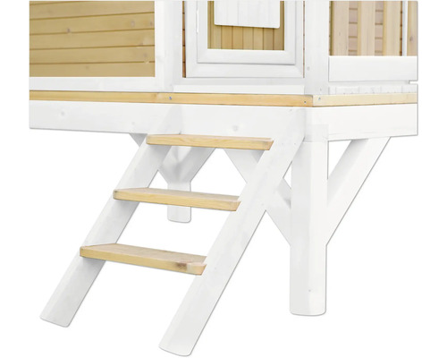 Detailansicht eines Spielhauses mit Holzstufen