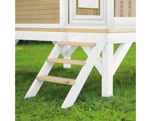 Detailansicht eines Spielhauses mit Holztreppe