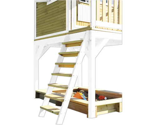 Detailansicht eines Spielhauses mit Leiter und Sandkasten für den Garten