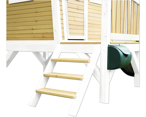 Detailansicht eines Spielhauses mit Holztreppe und Briefkasten