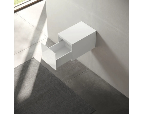 Weißer Hängewaschtisch mit offener Schublade im Badezimmer