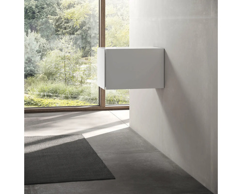 Modernes Badezimmer mit Waschbeckenunterschrank und Fenster mit Blick in den Garten