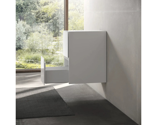 Modernes Badezimmer mit Waschbeckenunterschrank und offenem Auszug