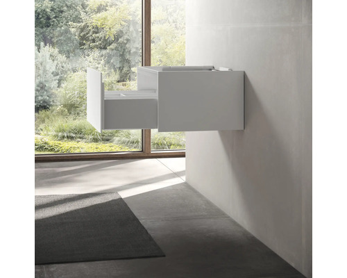 Waschtischunterschrank mit offener Schublade in einem Badezimmer