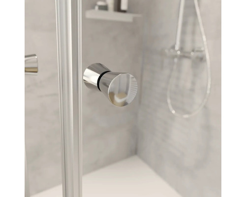 Detailansicht eines Duschkabinentürgriffs aus Metall.